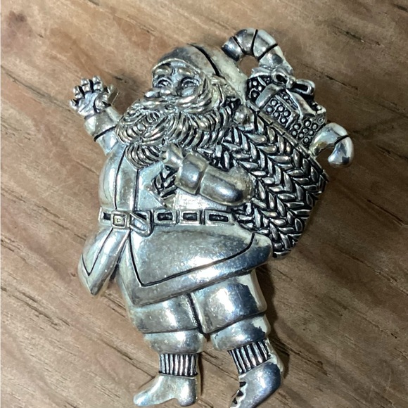 ⚫️ Vintage Santa Brooch / Charm in Silvertone by MJ Designs - Just Add A Chain - Picture 2 of 10